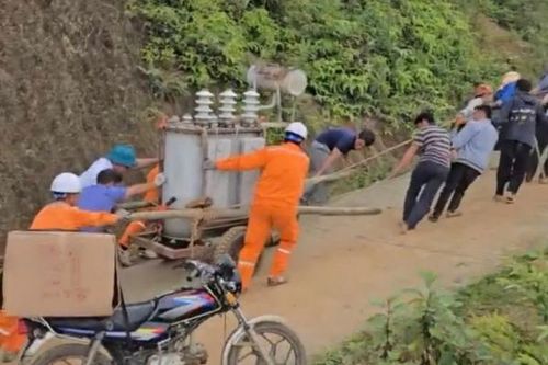 Lào Cai: Người dân xã Trịnh Tường giúp Điện lực Bát Xát khắc phục sự cố sau bão