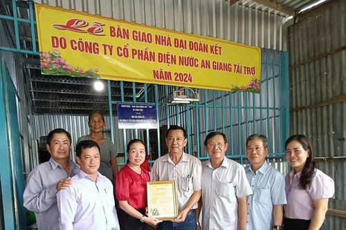Vĩnh Phú bàn giao nhà Đại đoàn kết