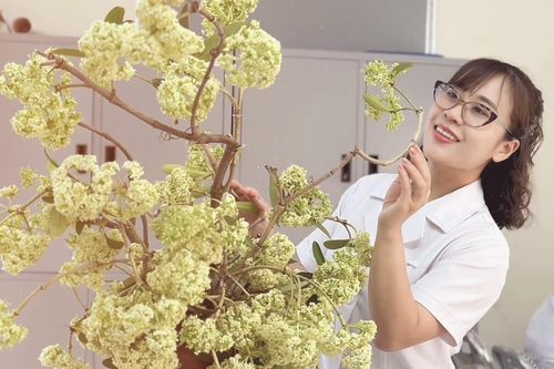 Thử cắm hoa sữa ở văn phòng, cô gái Hà Nội khiến đồng nghiệp 'sang chấn tâm lý'