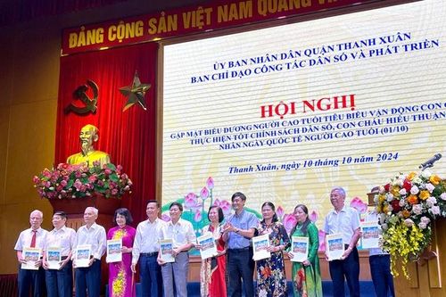 Thanh Xuân (Hà Nội) biểu dương người cao tuổi vận động con cháu thực hiện tốt chính sách dân số
