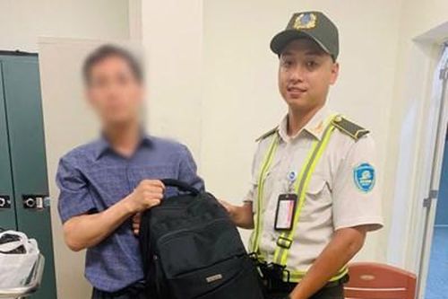 Nhân viên an ninh sân bay Nội Bài trả lại cho hành khách hơn 15.000 USD bỏ quên