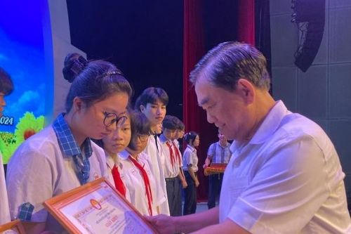 Trao gần 1,4 tỷ đồng học bổng cho hơn 400 học sinh, sinh viên