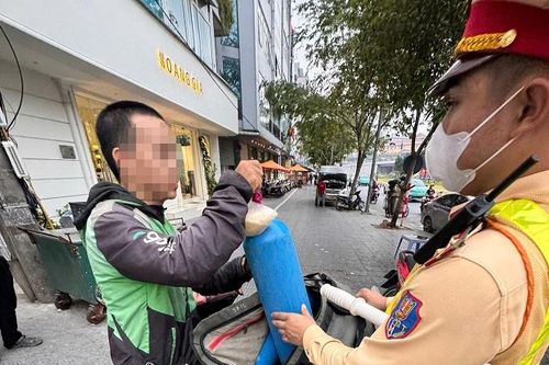 Bắt giữ đối tượng vận chuyển khí cười tại Hà Nội