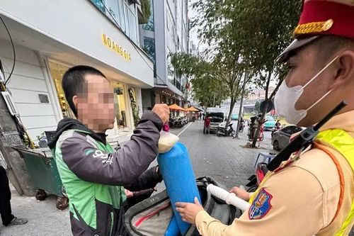 CSGT Hà Nội phát hiện nam shipper vận chuyển khí cười