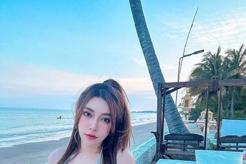 Hot girl xinh như búp bê mặc hở bạo khoe vóc dáng gợi cảm