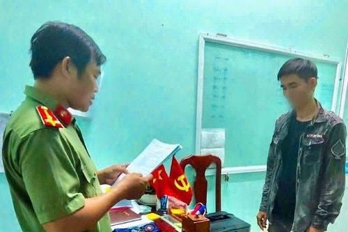 Sử dụng trái phép vũ khí quân dụng để thị uy