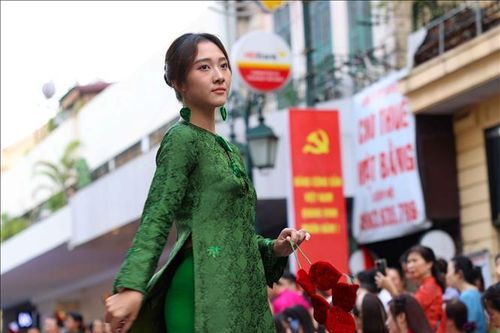Trình diễn áo dài 'Sắc thu Hà Nội' trên phố Tràng Tiền