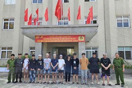 Bắt nhóm đối tượng mang hung khí thị uy với những người đi đường