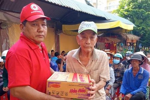 Chi hội Chữ thập đỏ Đền thờ ông bà Đỗ Công Tường trao tặng quà cho hộ nghèo, cận nghèo
