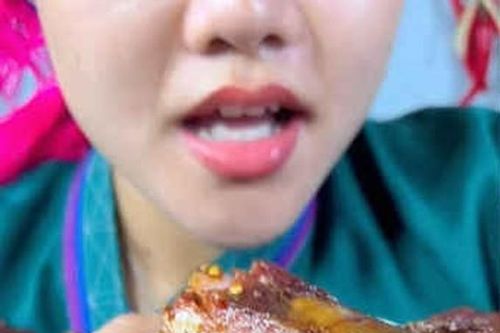 Mukbang dẻ sườn lợn, nữ TikToker gây ám ảnh cho 8,2 triệu người