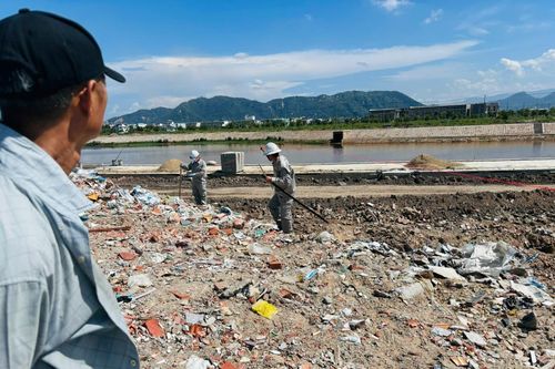 Khởi tố đối tượng đổ trộm xà bần