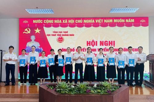 Cục Thuế Quảng Ngãi trao quyết định tuyển dụng 11 công chức thuế