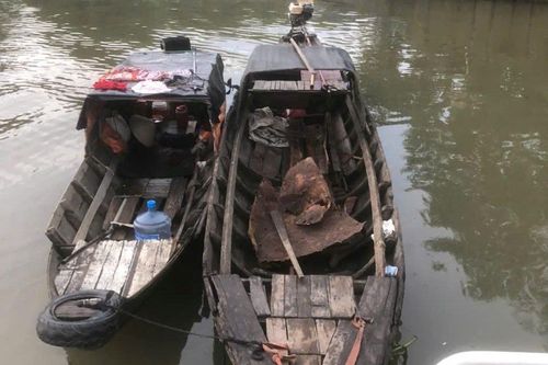 Bắt hai đối tượng trộm sắt trên sông Sài Gòn