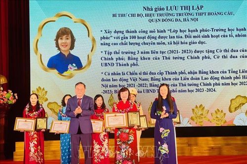 Tôn vinh những 'bông hoa tươi thắm' trong phong trào thi đua