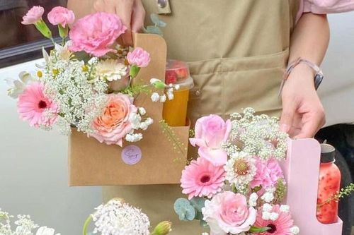 Thị trường quà tặng dịp 20/10: Combo hoa tươi kèm trà, bánh hút khách