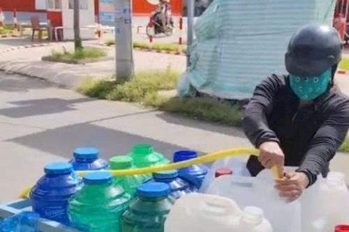 Nhiều hộ dân trong khu tái định cư mong sớm được cấp nước sạch sinh hoạt
