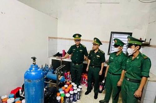 Đồn Biên phòng Non Nước: Tạm giữ gần 400 bình khí N20 các loại