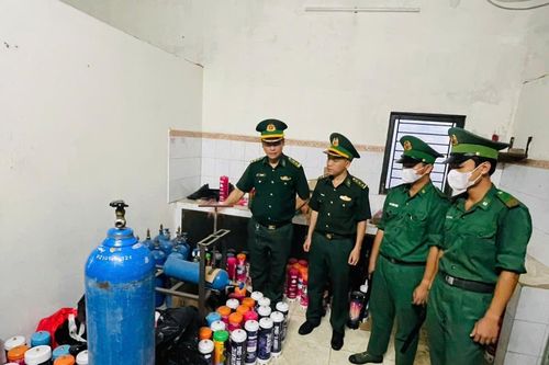 Lực lượng Bộ đội biên phòng thành phố Đà Nẵng tạm giữ gần 400 bình khí N20