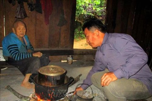 Bản nghèo người Mông gặp khó khi không có điện lưới