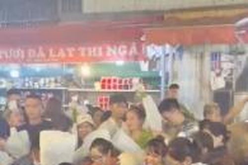 Choáng váng cảnh chen chúc chật kín người, giá hoa tăng chóng mặt tại chợ hoa Quảng Bá, Quảng An