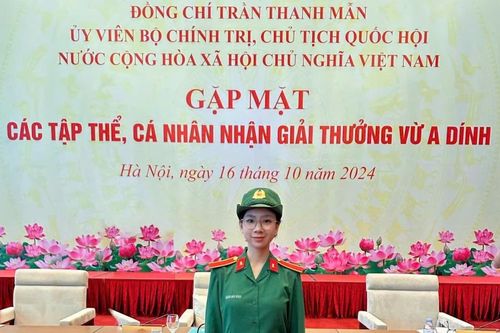Hoàng Bảo Ngọc vinh dự nhận Giải thưởng Vừ A Dính