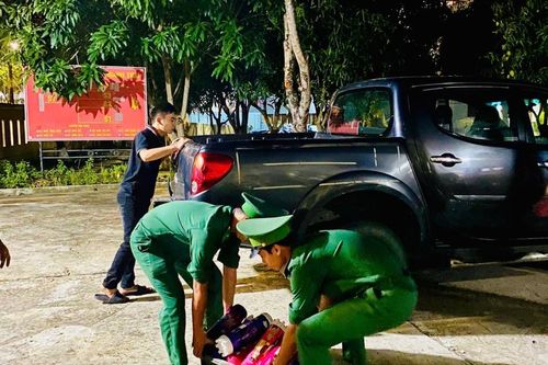 Lực lượng Bộ đội biên phòng tạm giữ gần 400 bình khí cười