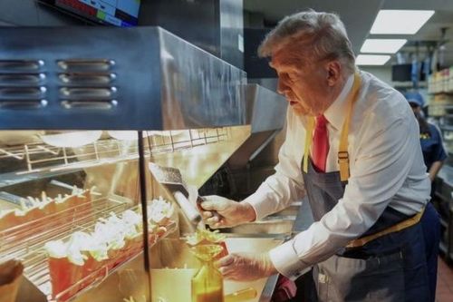 Video ông Donald Trump đeo tạp dề, chiên khoai tây cho khách