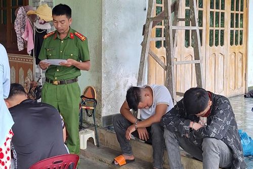 Đang 'phê' thì bị 'bế' !