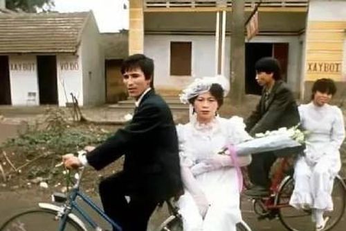 Ngắm loạt ảnh cưới thời 'ông bà anh' 30 năm trước