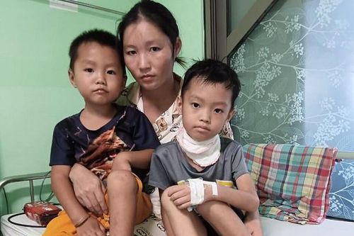 Trao hơn 54 triệu đồng đến gia đình có 2 con mắc bệnh hiểm nghèo