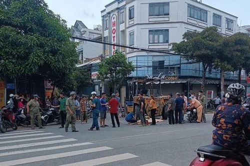 TPHCM: Xe máy va chạm với xe nâng, thanh niên 18 tuổi tử vong