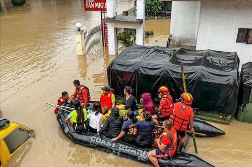 Philippines: Nhiều người mắc kẹt trong nước lũ do bão Trami