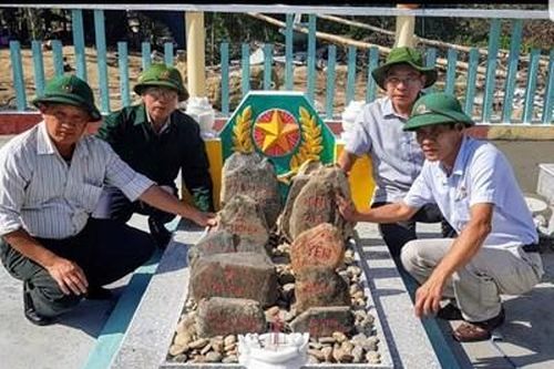 Miệt mài tìm kiếm đồng đội
