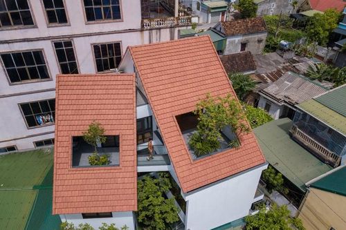 Nhà phố ngói đỏ đan xen khoảng vườn xanh mát đẹp ngỡ ngàng