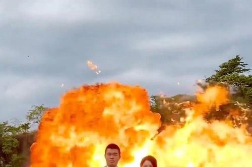 Ảnh cưới phong cách 'cháy nổ' của cặp đôi Nhật Bản, netizen 'thấy quen quen'