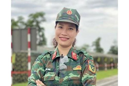 Thượng úy, bác sĩ Phạm Thị Huệ bắn giỏi