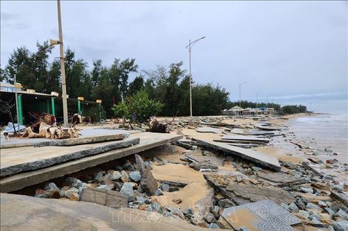 Bờ biển Thừa Thiên - Huế sạt lở nặng sau bão số 6