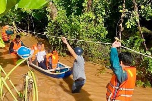 Gần 100 cán bộ, chiến sĩ dân quân Đồng Nai giúp dân khắc phục hậu quả ngập úng