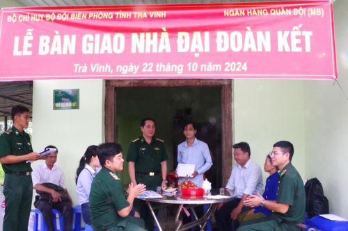 Bàn giao nhà Đại đoàn kết cho người dân nghèo nơi biên giới