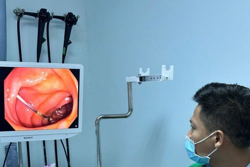 Bệnh viện Quân Y 87: Gắp lấy thành công dị vật là kim tiêm cho bệnh nhân