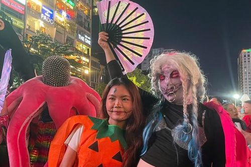 Đêm Halloween Sài Gòn: Ấn tượng những màn hóa trang 'rùng rợn' của bạn trẻ