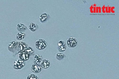 Cận cảnh hơn nghìn viên kim cương nhập lậu, cất giấu tinh vi trong các gói kẹo
