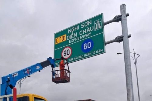 Dòng chữ 'Tập đoàn Sơn Hải bảo hành 10 năm' trên biển báo cao tốc bất ngờ bị xóa