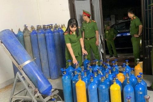 Phát hiện, thu giữ hơn 1.000 bình 'khí cười'