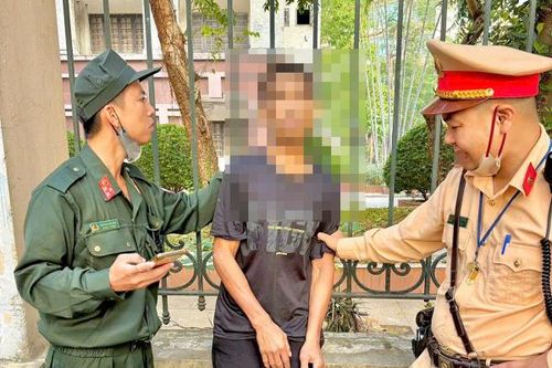 Nhét 'hàng trắng' vào túi quần, đầu trần phóng xe máy dạo phố