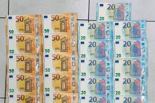 Nhân viên thử việc dọn phòng trộm luôn 2.000 EUR của du khách nước ngoài
