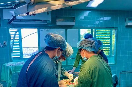 Phẫu thuật thành công cho người đàn ông bị cành cây đâm xuyên hàm