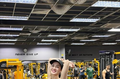 Siêu mẫu Anh Thư mặc bó khoe dáng đẹp mướt mắt trong phòng tập
