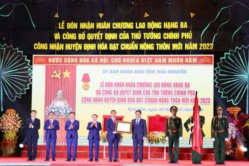 Huyện Định Hóa (Thái Nguyên) vinh dự đạt chuẩn nông thôn mới, đón nhận Huân chương Lao Động Hạng Ba