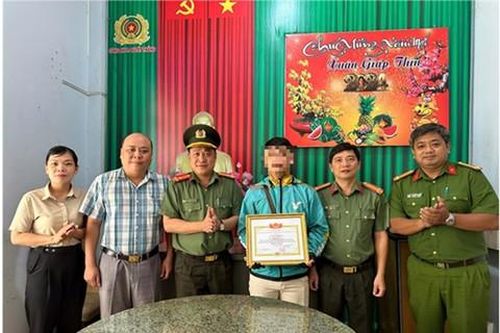 Anh shipper mưu trí giúp Công an phá án